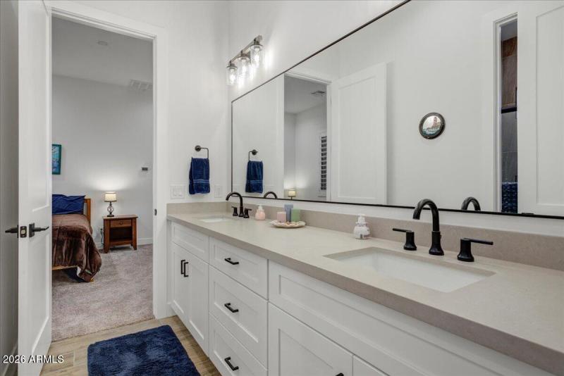19-Jack & Jill Bath