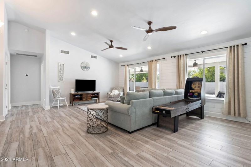 003__4525 E Paradise Ln