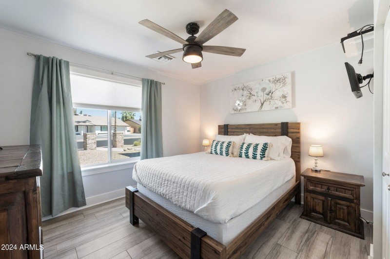 023__4525 E Paradise Ln