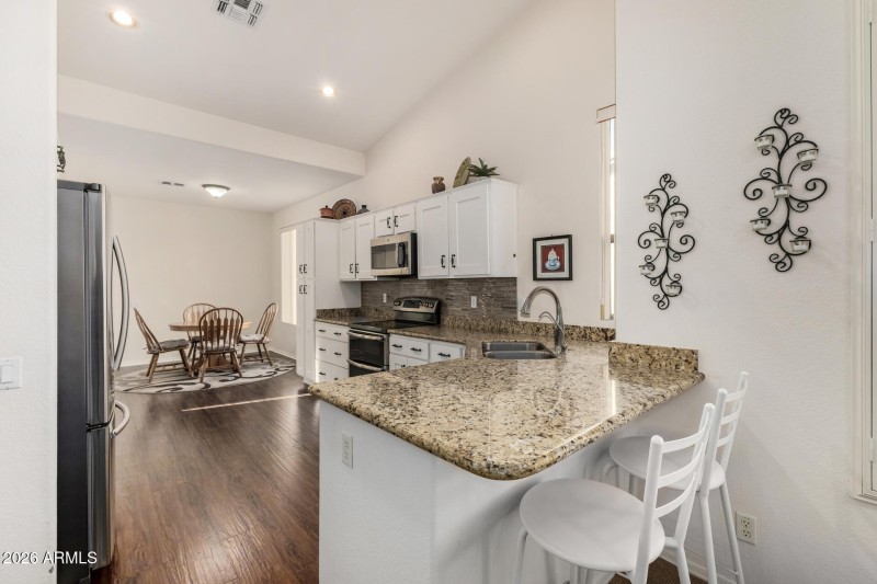 Open Kitchen & Breakfast Bar