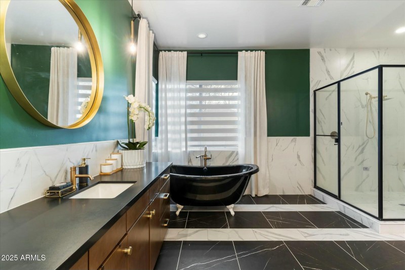 owner suite bath
