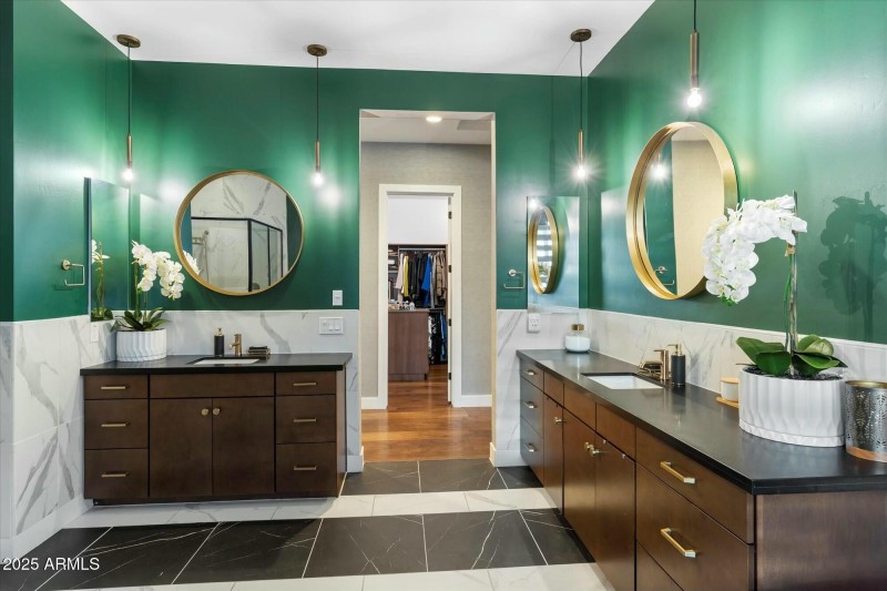 owner suite bath