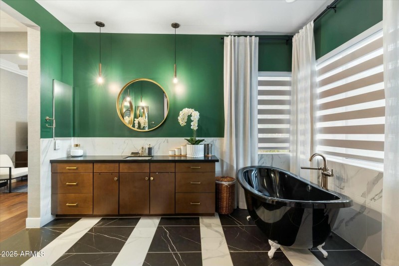 owner suite bath