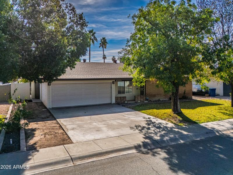 2115 E Greenway Dr-5