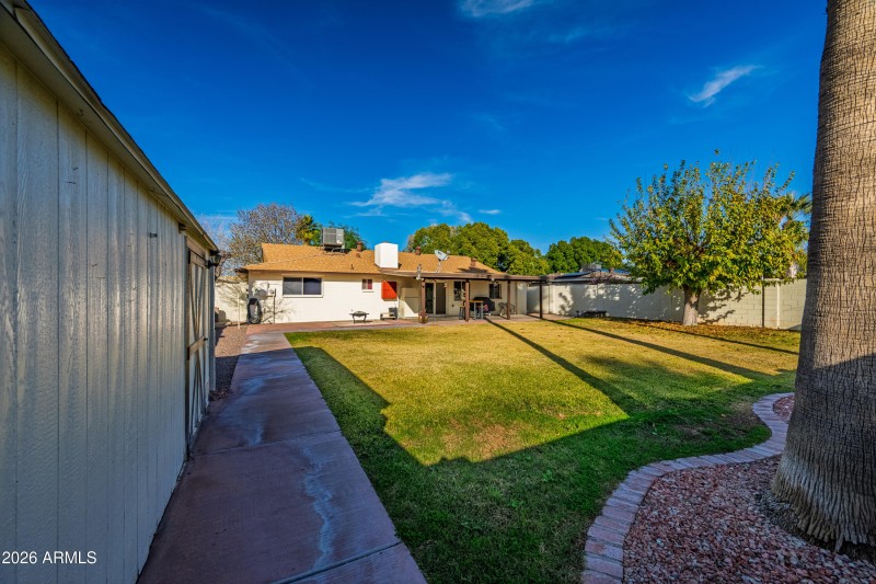 2115 E Greenway Dr-32