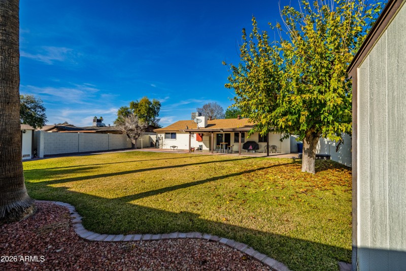 2115 E Greenway Dr-34