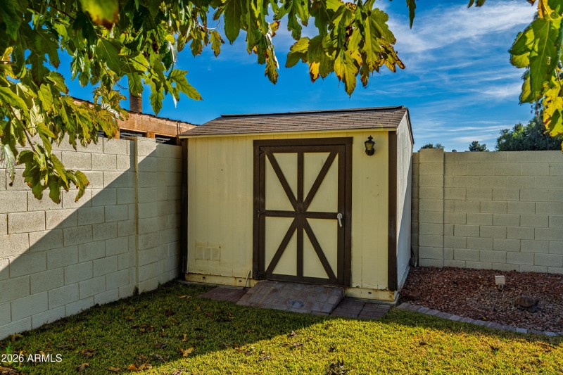 2115 E Greenway Dr-36