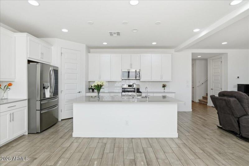 17-2327 E Ridgewood Ln_RedHogMedia