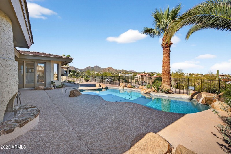 8-web-or-mls-63-E Telegraph Dr