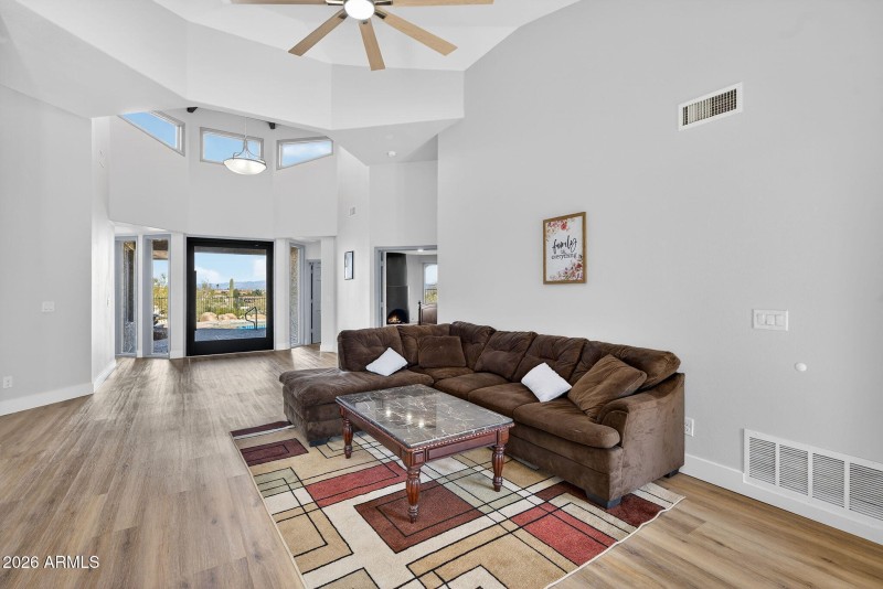 18-web-or-mls-73-E Telegraph Dr