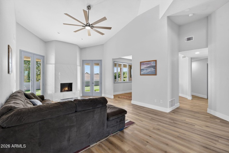 21-web-or-mls-76-E Telegraph Dr