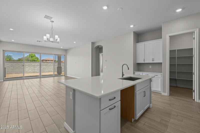10)KITCHEN