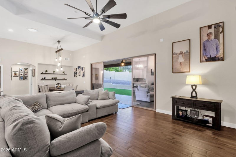 15-web-or-mls-16542-e-oxford-dr