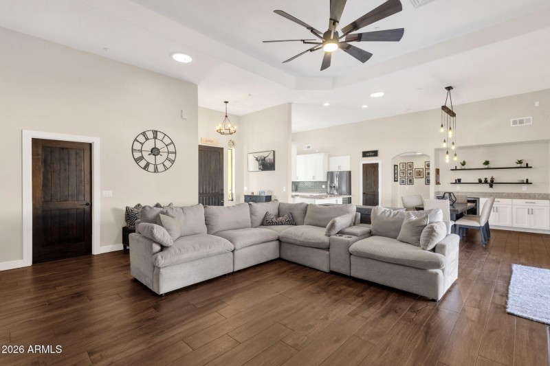 16-web-or-mls-16542-e-oxford-dr