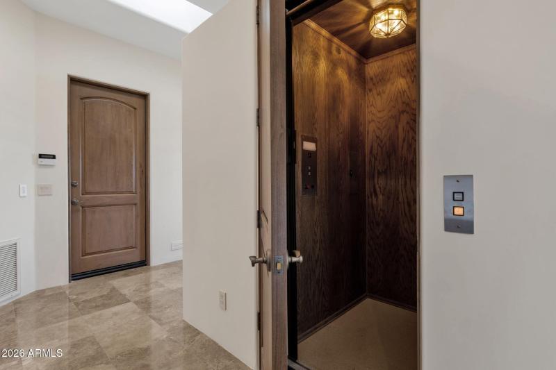 034_Elevator