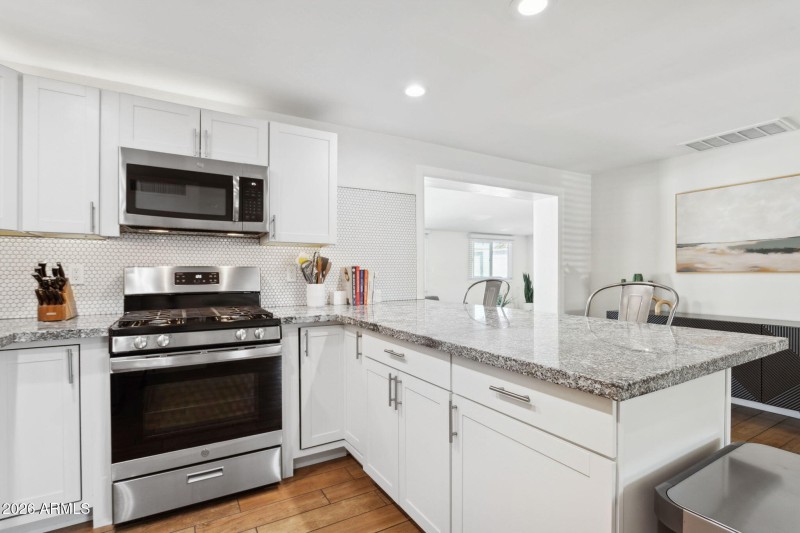 Large Peninsula/Breakfast Bar