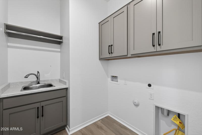 36)LAUNDRY ROOM