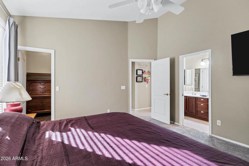 Bedroom 4 w/walk-in closet