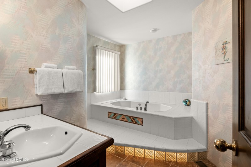 SOAKING TUB IN PRIMARY BATH