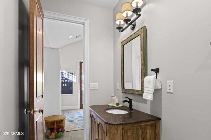 Upstairs Ensuite bath2