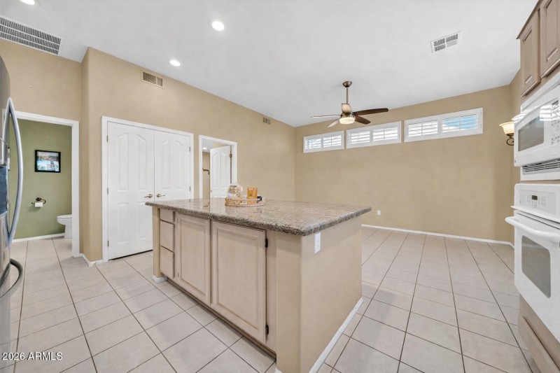 KITCHEN / AZ ROOM