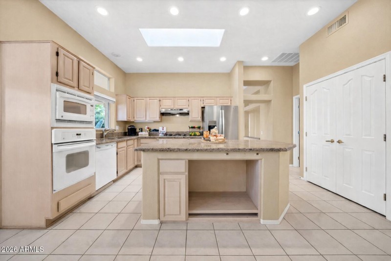 KITCHEN / AZ ROOM
