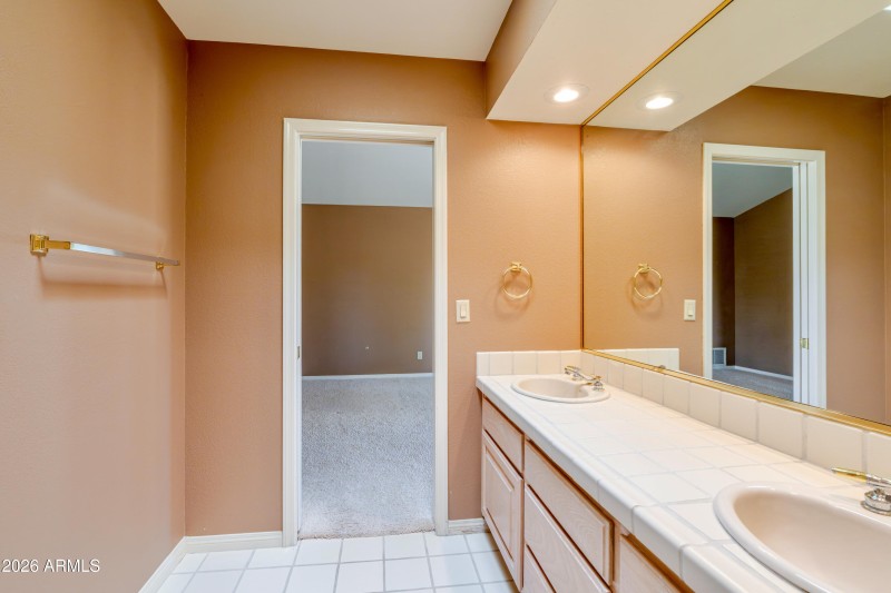 2 sinks