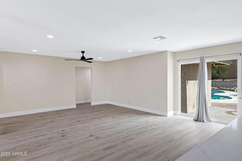 3921 S Kenneth Pl-10