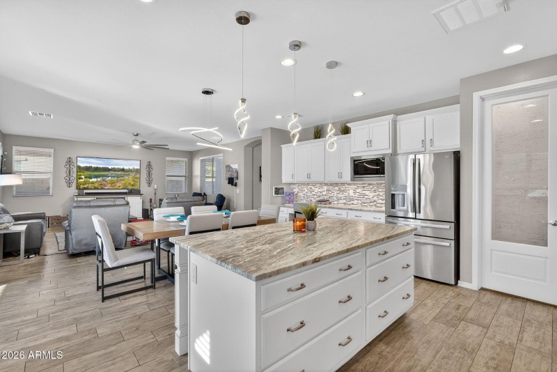 11-web-or-mls-14-E Reins Rd