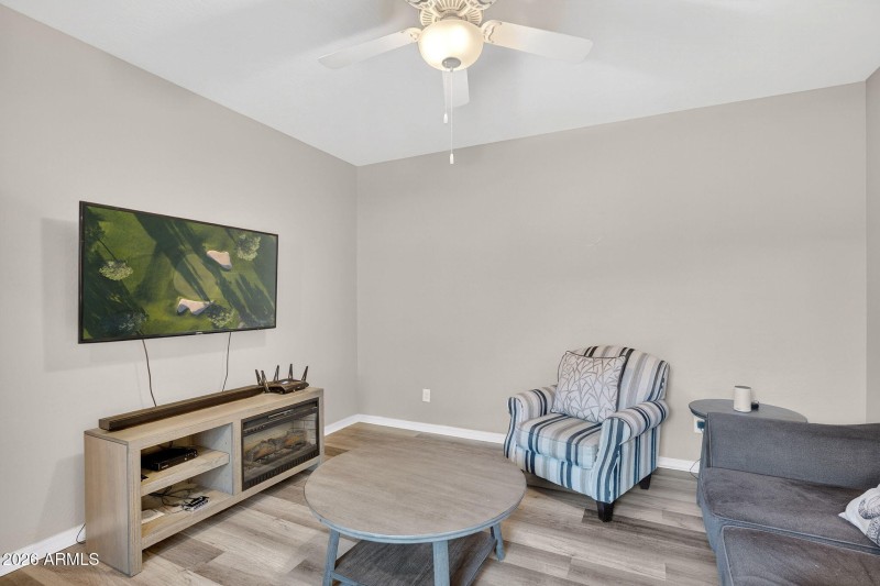 17-web-or-mls-04-E Reins Rd