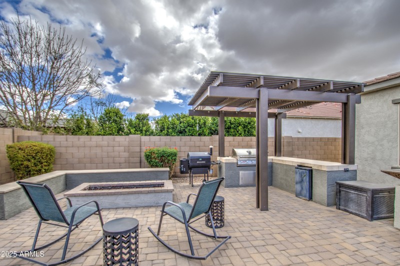 Firepit/Built-In BBQ