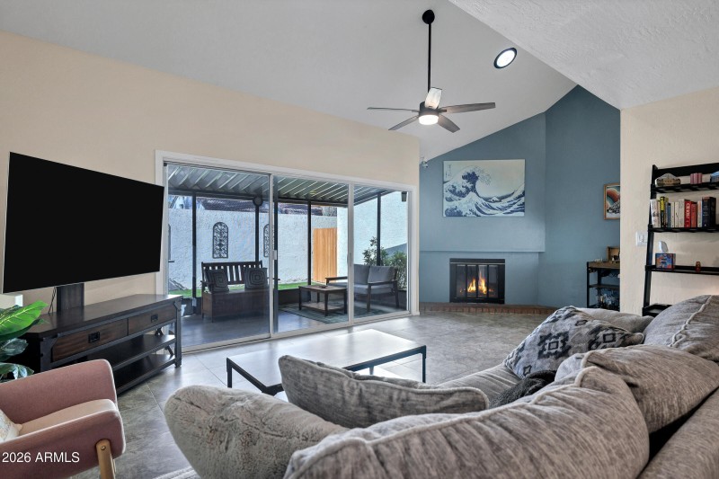 1832 S River Dr-21