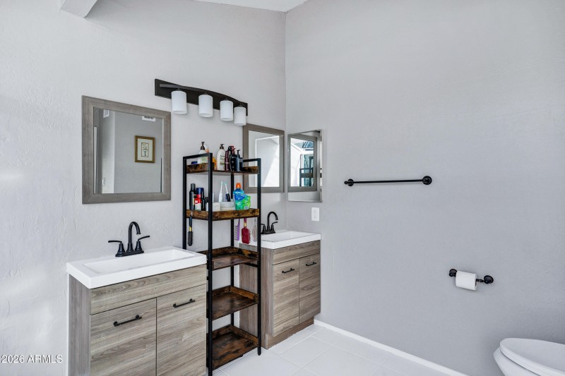 1832 S River Dr-33