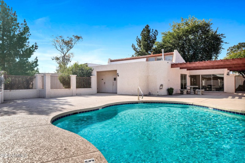 1832 S River Dr-44