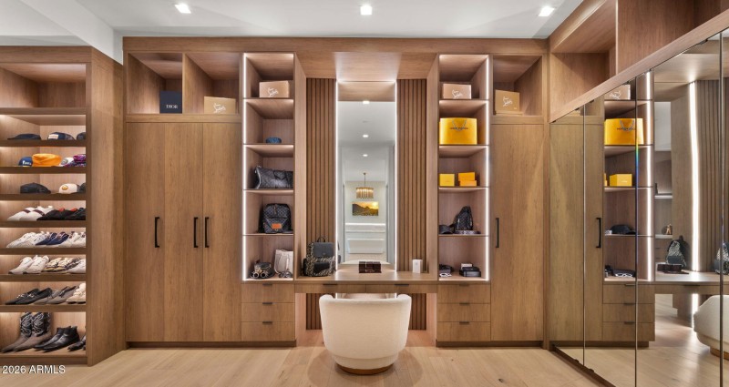 73-web-or-mls-Primary Closet2