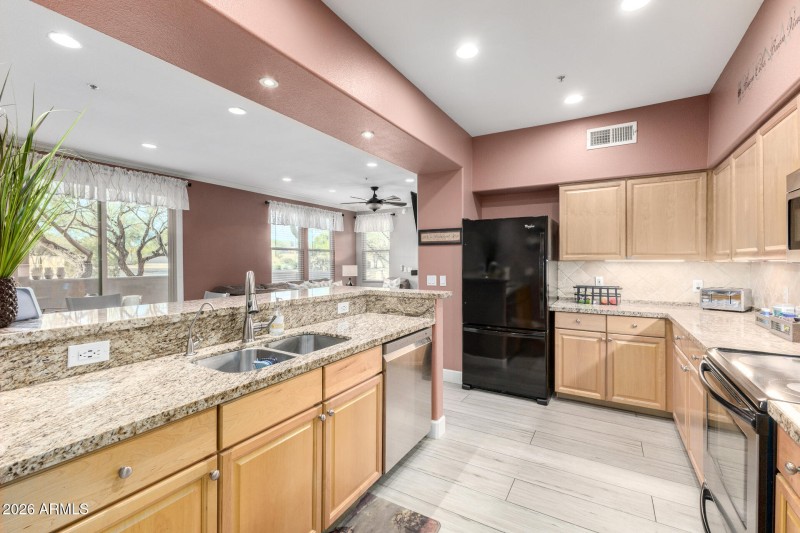 Kitchen w/ Granite Countertops