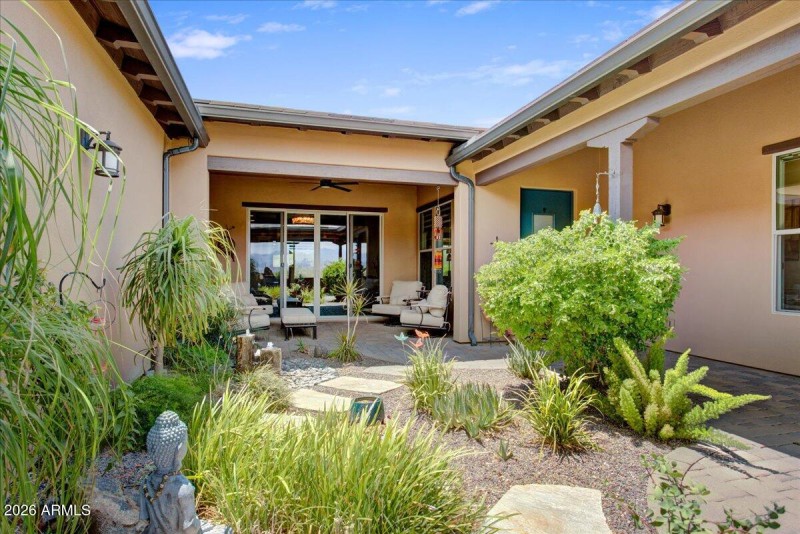 14-01-Courtyard