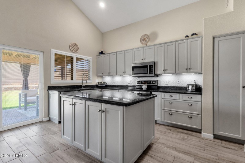 14-web-or-mls-18110-n-skyhawk-dr