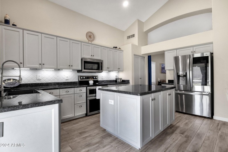 17-web-or-mls-18110-n-skyhawk-dr