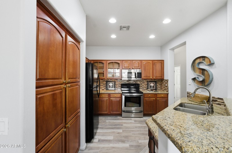 NICE SIZE KITCHEN