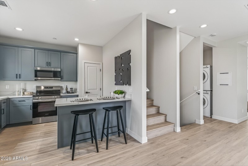 10) KITCHEN