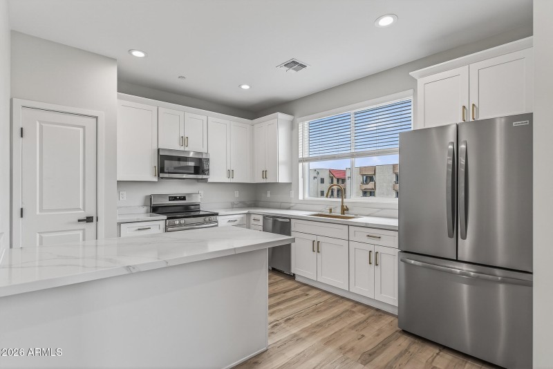 6) KITCHEN