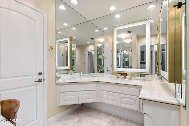 MASTER VANITY