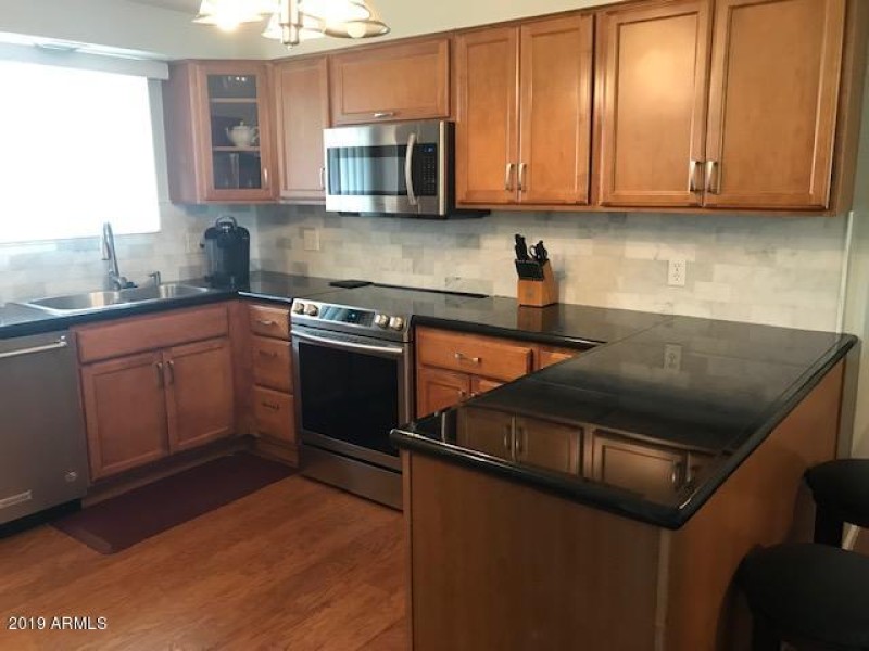 kitchen w breakfast bar