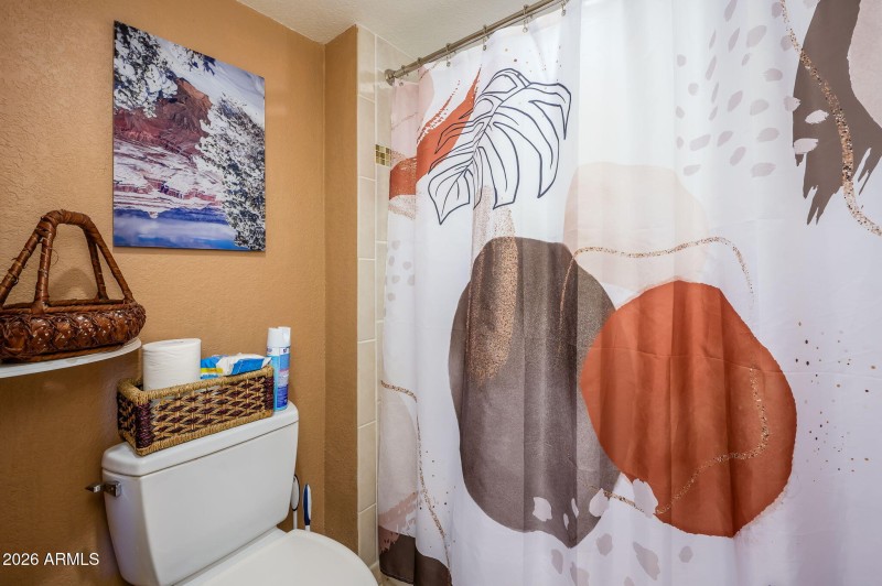 BATHROOM WITH TUB