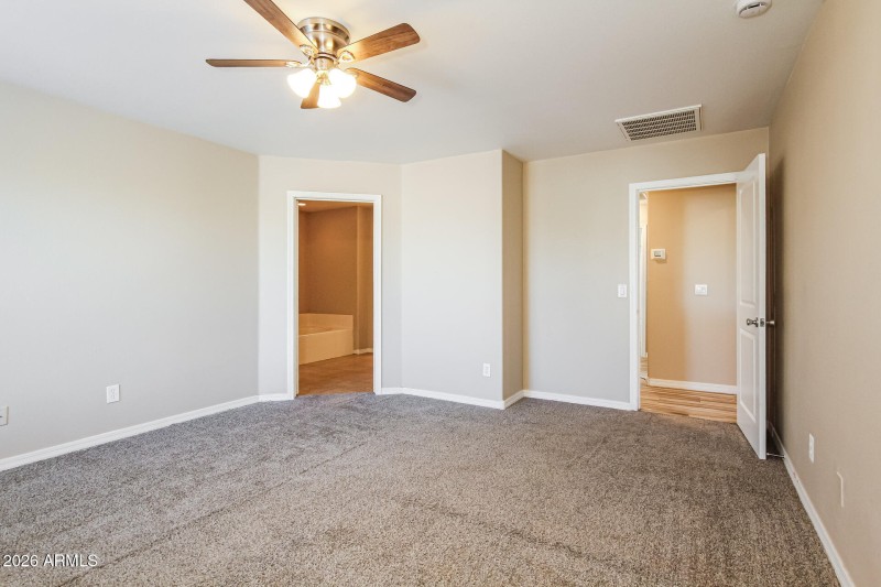 008-photo-main-bedroom-15036960