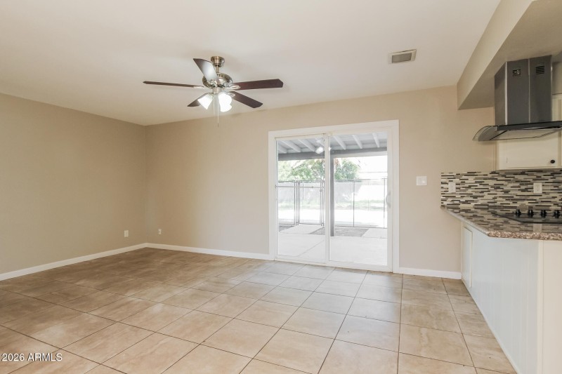 006-photo-dining-room-15047647