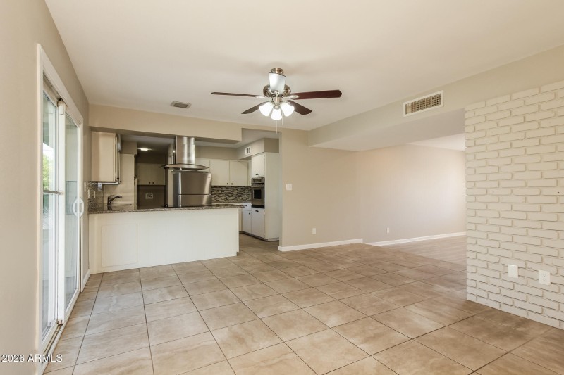 007-photo-dining-room-15047648