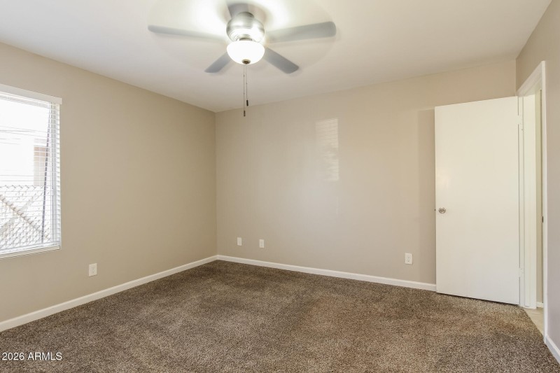 009-photo-main-bedroom-15047635