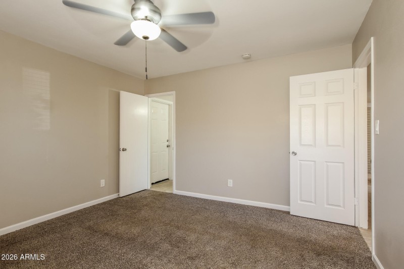 010-photo-main-bedroom-15047636